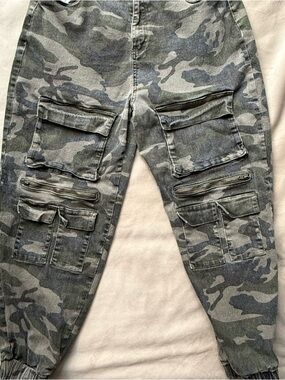 American Bazi Women’s Camouflage Cargo  Pants - Green & Gray.